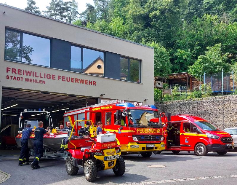 Gerätehaus der Feuerwehr Stadt Wehlen mit Fahrzeugen und Kameraden im Jahr 2026